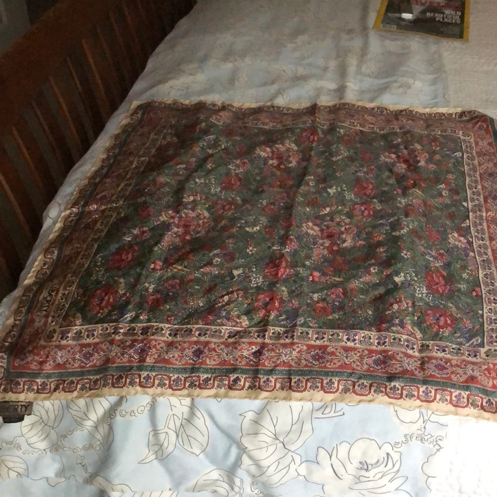 Preowned scarf. Excellent con/no tears; musty odor